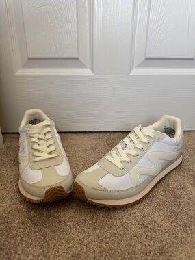 Womens Casual Running Sneakers in Off-White and Beige